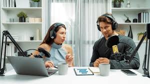 ES UN PODCAST ENTRE CREADORES IMPORTANTES 